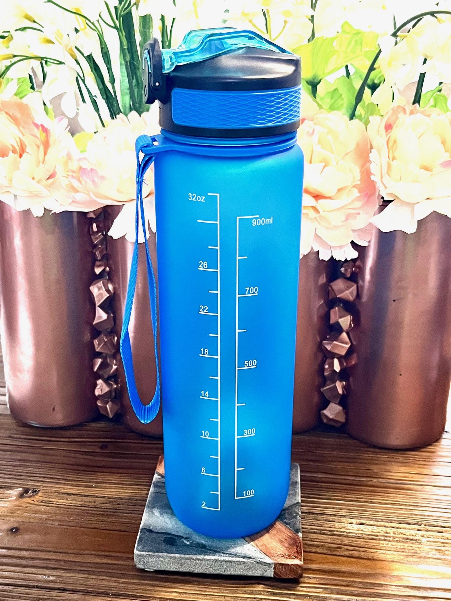 Zeta  Amicae 32oz Water Bottle with secure lock
