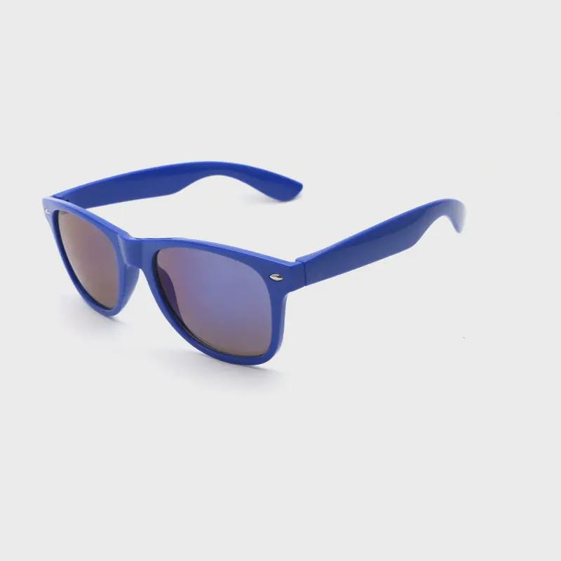 Classic Style Sunglasses: UV Protection with Case & Cleaning Cloth